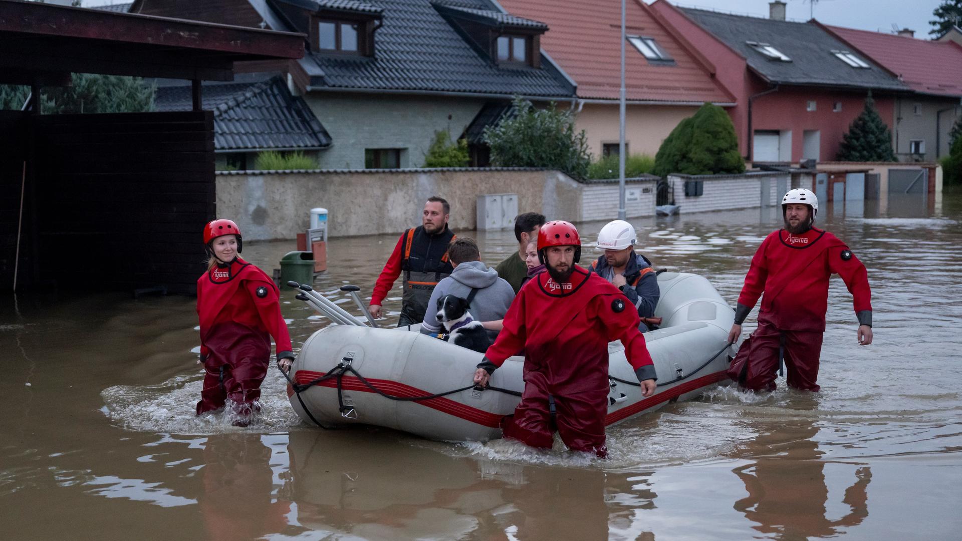 Rettungskräfte bringen im tschechischen Hochwassergebiet Anwohner mit einem Schlauchboot in Sicherheit.