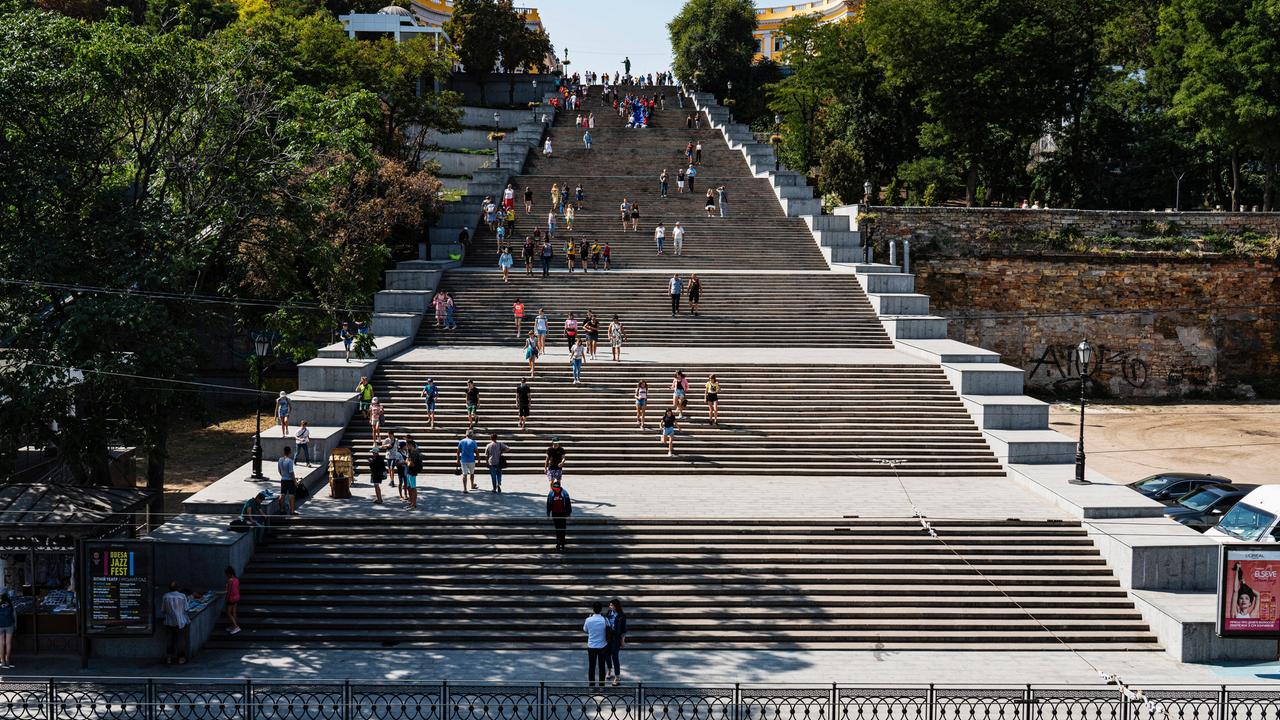 Die legendäre 192-stufige Potemkinsche Treppe in Odessa verbindet die Innenstadt mit dem Hafen und ist das Wahrzeichen der Stadt. Auf 142 Metern Länge überwindet sie 30 Höhenmeter. 