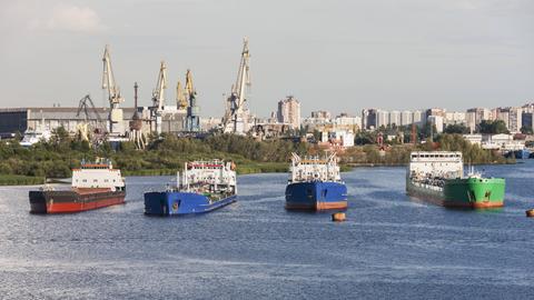 Vier Öltanker liegen im Hafen von St.Petersburg