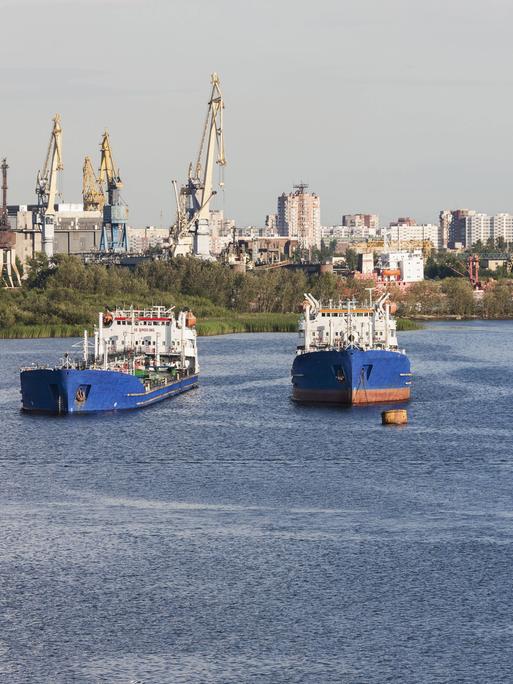 Vier Öltanker liegen im Hafen von St.Petersburg