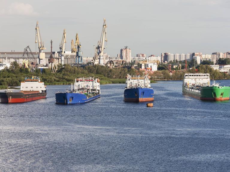 Vier Öltanker liegen im Hafen von St.Petersburg