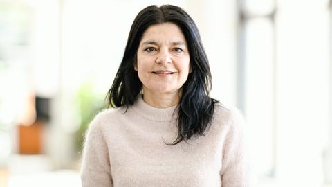 Die Schauspielerin Jasmin Tabatabai steht vor einer Pressekonferenz zum neuen Stück der Nibelungen-Festspiele mit dem Titel „See aus Asche – Das Lied der Nibelungen“ im Tagungszentrum „Das Wormser“.