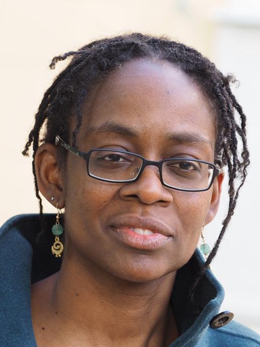 Die Schriftstellerin Sharon Dodua Otoo sitzt bei einem Literaturfestival auf der Bühne.