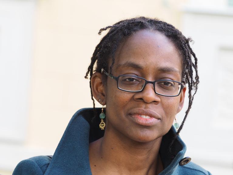 Die Schriftstellerin Sharon Dodua Otoo sitzt bei einem Literaturfestival auf der Bühne. Die Schriftstellerin Sharon Dodua Otoo sitzt bei einem Literaturfestival auf der Bühne.