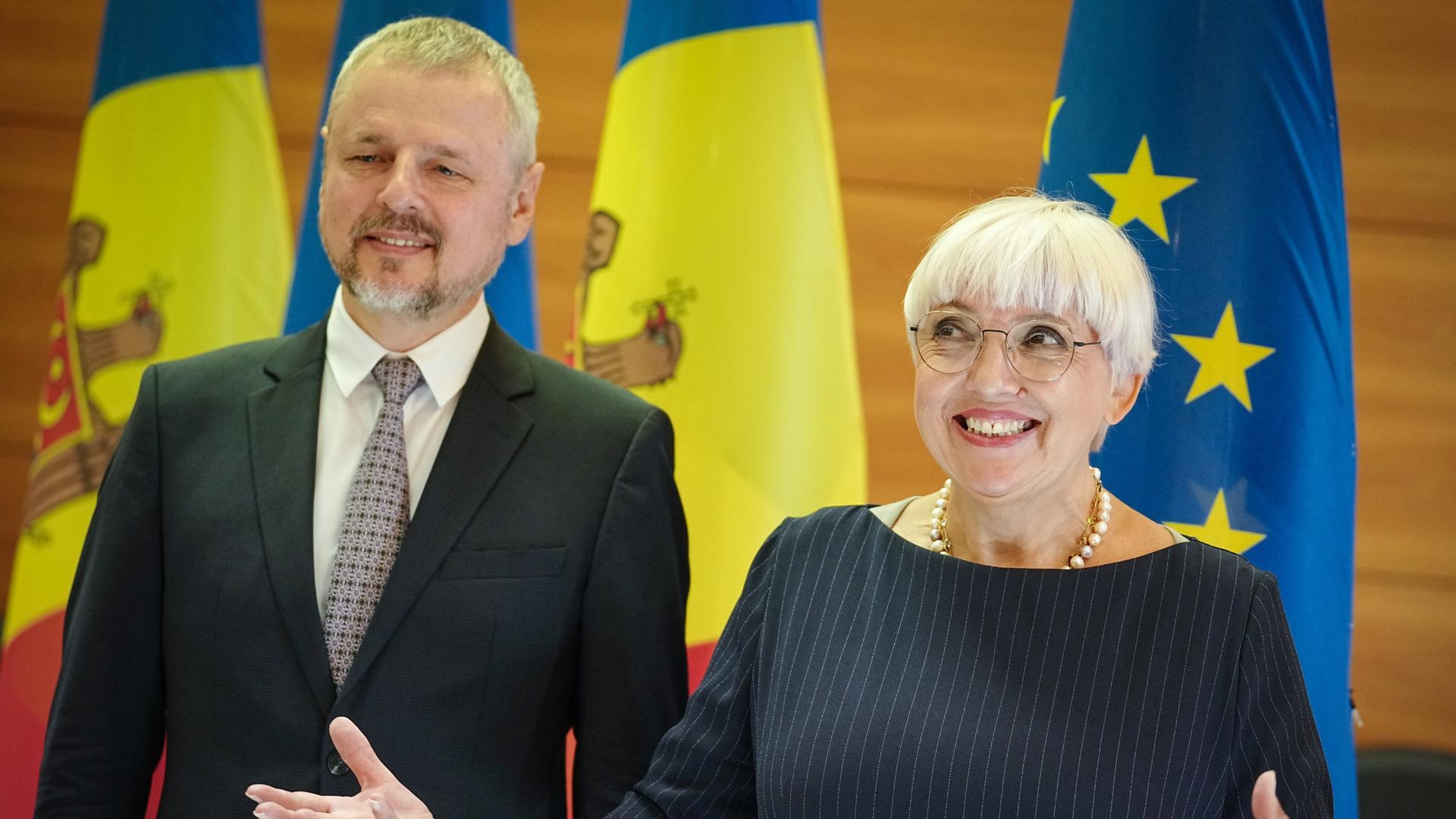 Kulturstaatsministerin Claudia Roth und ihr moldauischer Amtskollege Sergiu Prodan. Kulturstaatsministerin Claudia Roth und ihr moldauischer Amtskollege Sergiu Prodan.