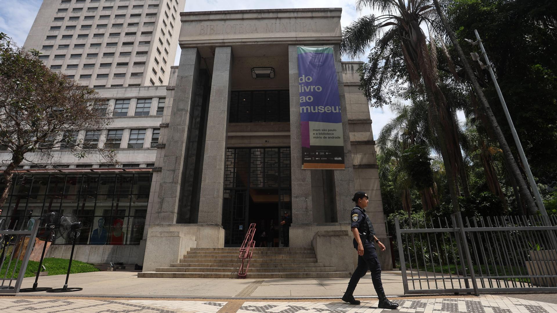 Außenansicht der Stadtbibliothek Mario de Andrade im Zentrum von São Paulo, Brasilien.
      