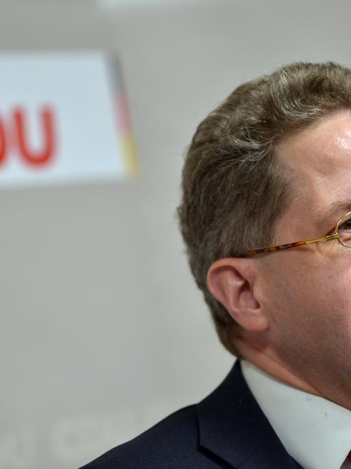 Hans-Georg Maaßen, ehemaliger Präsident des Bundesamtes für Verfassungsschutz (BfV), im Profil, im Hintergrund ein CDU-Schild