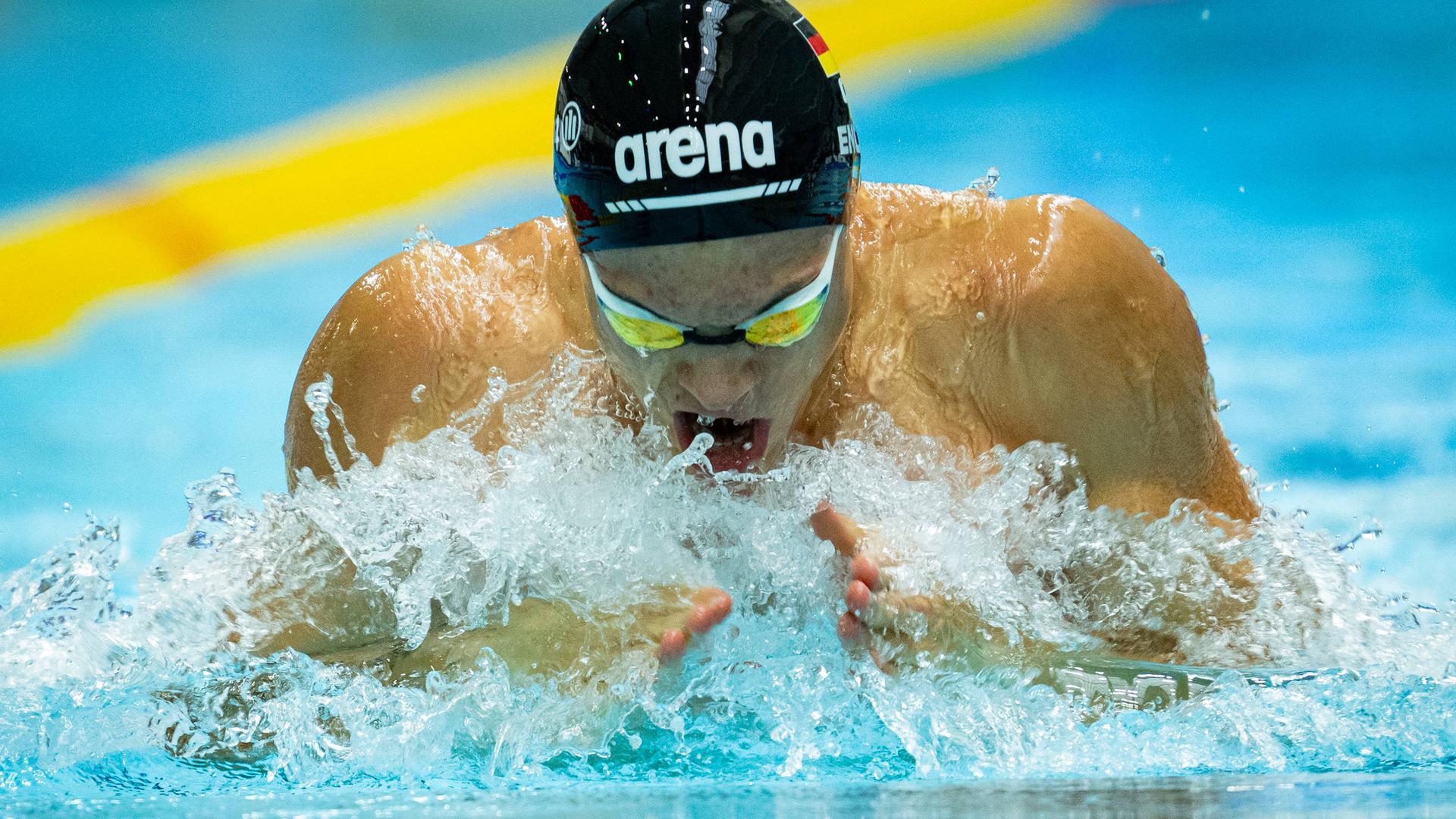 Der Para-Schwimmer Taliso Engel bei einem Wettkampf. Er trägt eine schwarze Badekappe und eine Schwimm-Brille. 