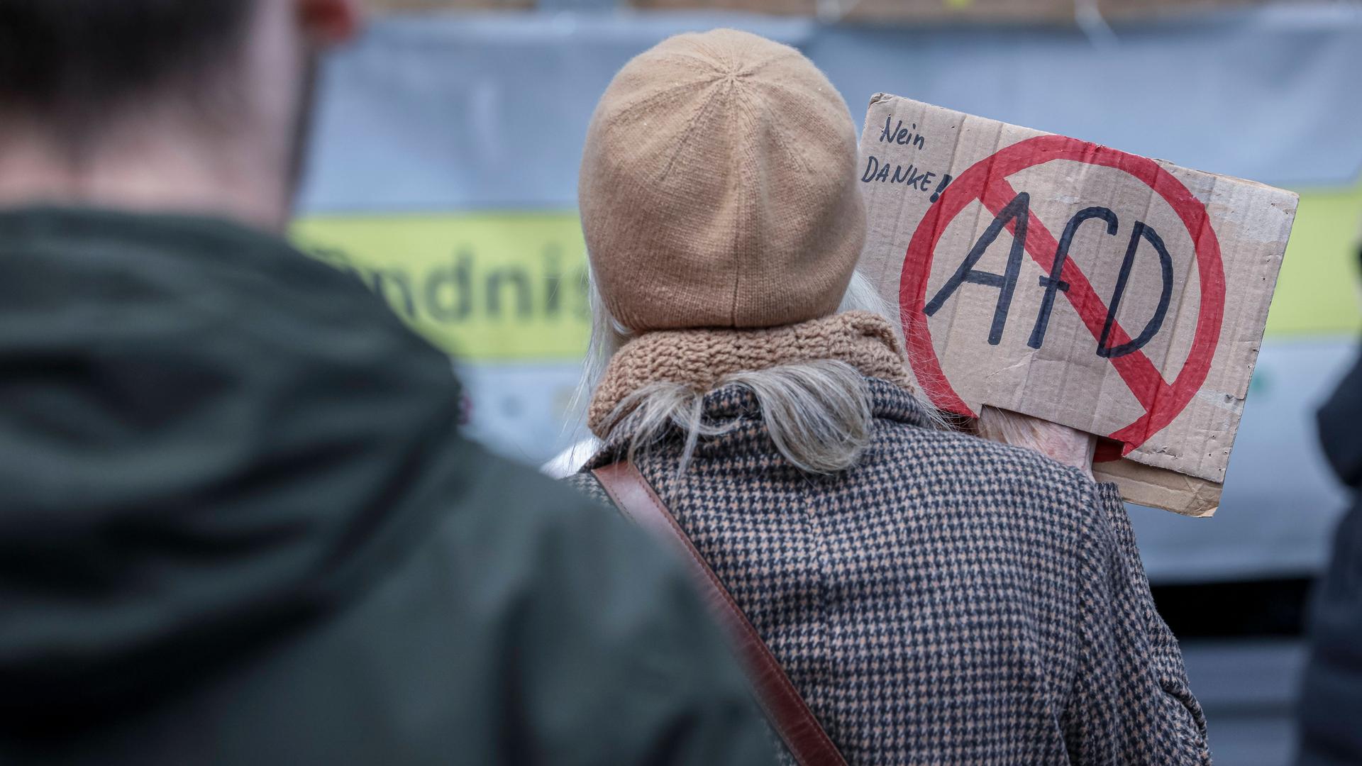 Demonstrantin mit AfD-Verbotsschild auf einem Protestplakat bei einer Demonstration für AfD-Verbot in Nürnberg