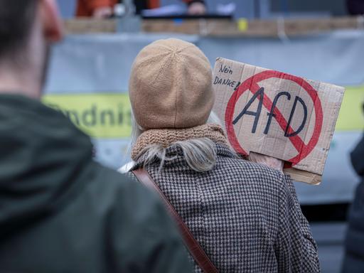 Demonstrantin mit AfD-Verbotsschild auf einem Protestplakat bei einer Demonstration für AfD-Verbot in Nürnberg