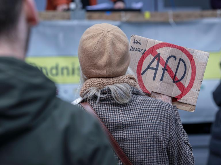 Demonstrantin mit AfD-Verbotsschild auf einem Protestplakat bei einer Demonstration für AfD-Verbot in Nürnberg