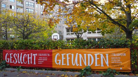 Ein "Gesucht und gefunden"-Werbebanner an einer Kita-Einrichtung in Berlin-Mitte.