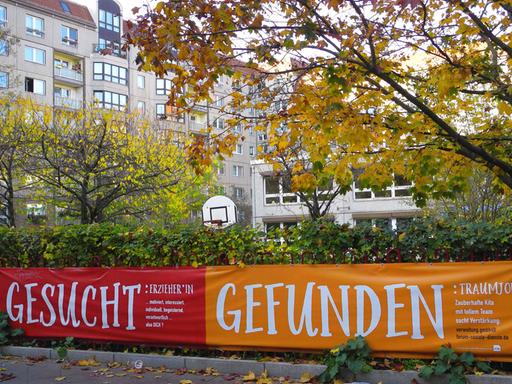 Ein "Gesucht und gefunden"-Werbebanner an einer Kita-Einrichtung in Berlin-Mitte.