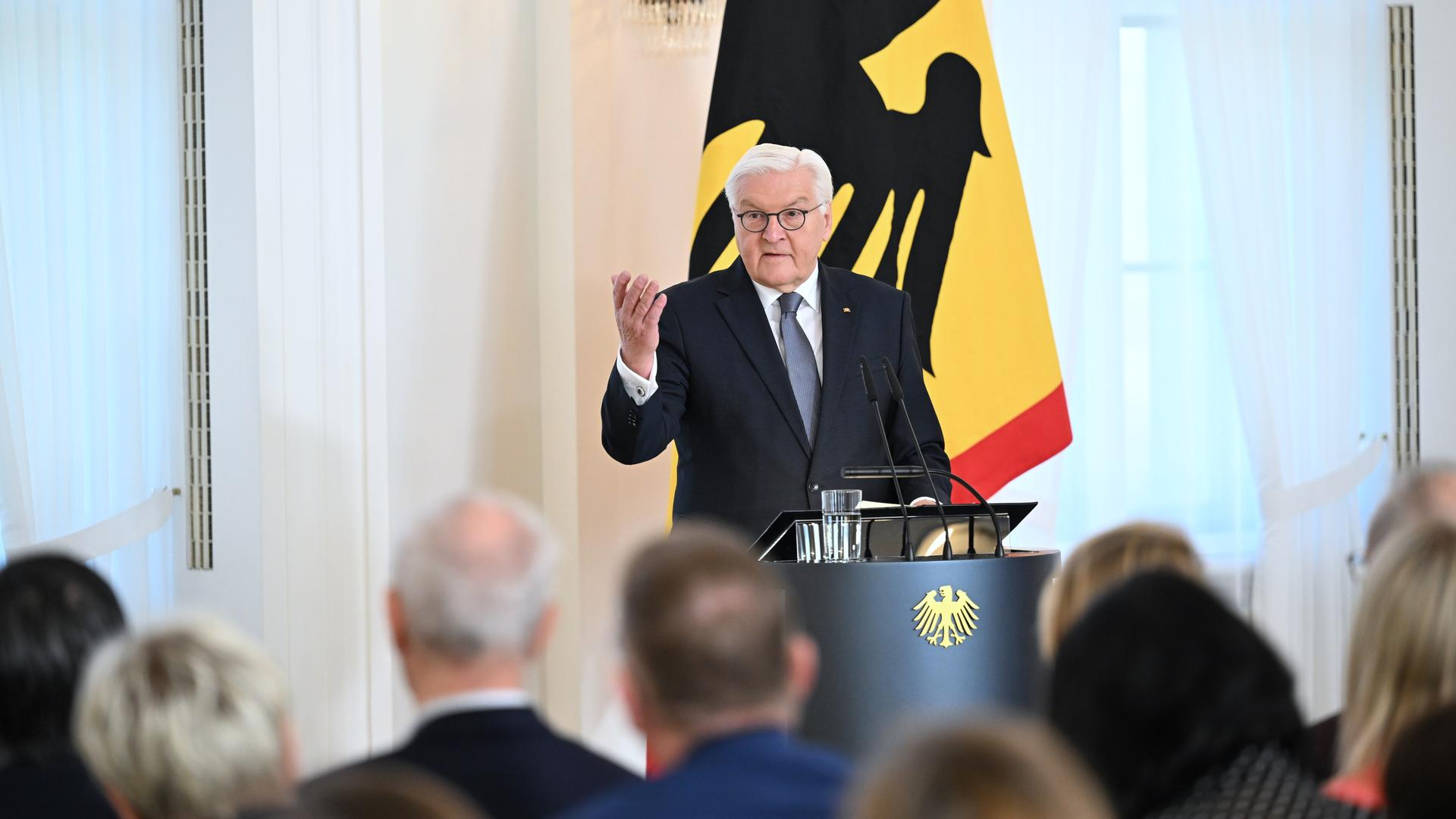 Bundespräsident Frank-Walter Steinmeier spricht während des "Demokratieforums Kommunalpolitik" mit ehrenamtlichen Stadt- und Gemeinderatsmitgliedern. Bundespräsident Frank-Walter Steinmeier spricht während des "Demokratieforums Kommunalpolitik" mit ehrenamtlichen Stadt- und Gemeinderatsmitgliedern.