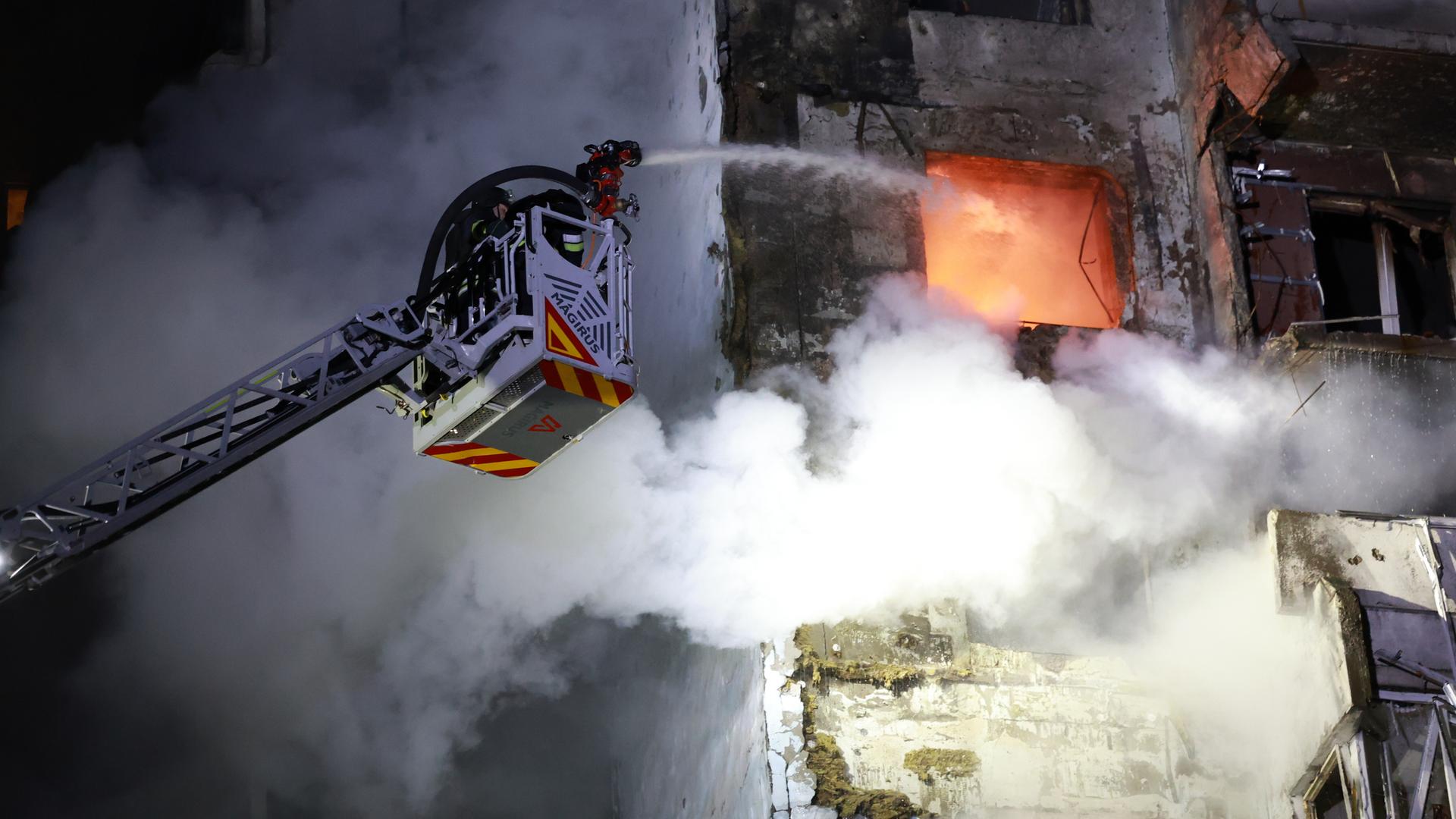 Rettungskräfte versuchen, den Brand eines Wohngebäudes auf einer Drehleiter nach einem russischen Drohnenangriff auf Saporischschja in der Ukraine zu löschen. Rettungskräfte versuchen, den Brand eines Wohngebäudes auf einer Drehleiter nach einem russischen Drohnenangriff auf Saporischschja in der Ukraine zu löschen.