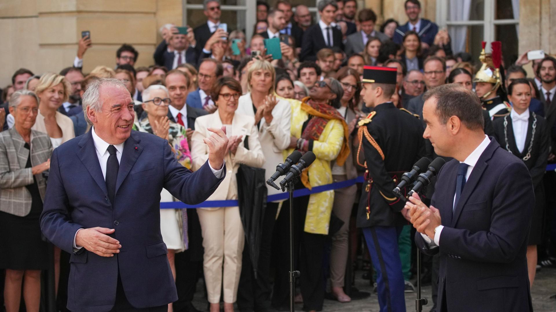 Der neu ernannte Ministerpräsident Sebastien Lecornu (r) und der ehemalige französische Ministerpräsident Francois Bayrou (l) nach einer Übergabezeremonie in der Residenz des Ministerpräsidenten.