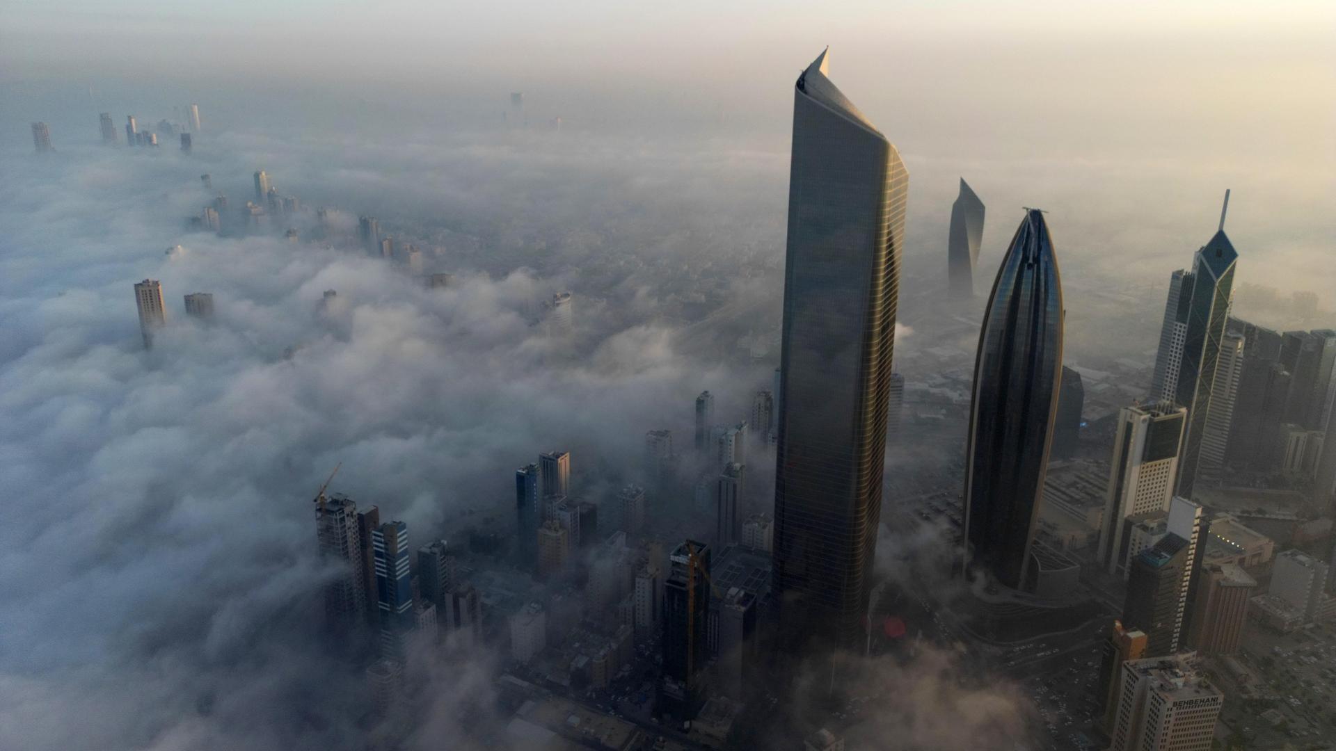 Luftaufnahme von Kuwait Stadt im Nebel