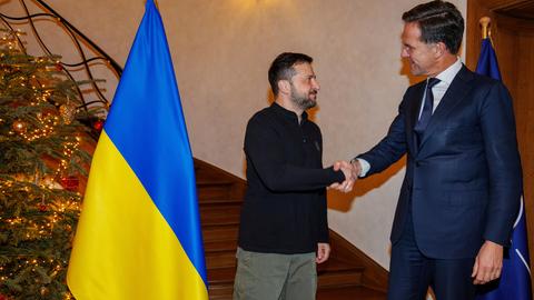 NATO-Generalsekretär Rutte schüttelt Hände mit dem ukrainischen Staatschef Selenskyj in Brüssel. 