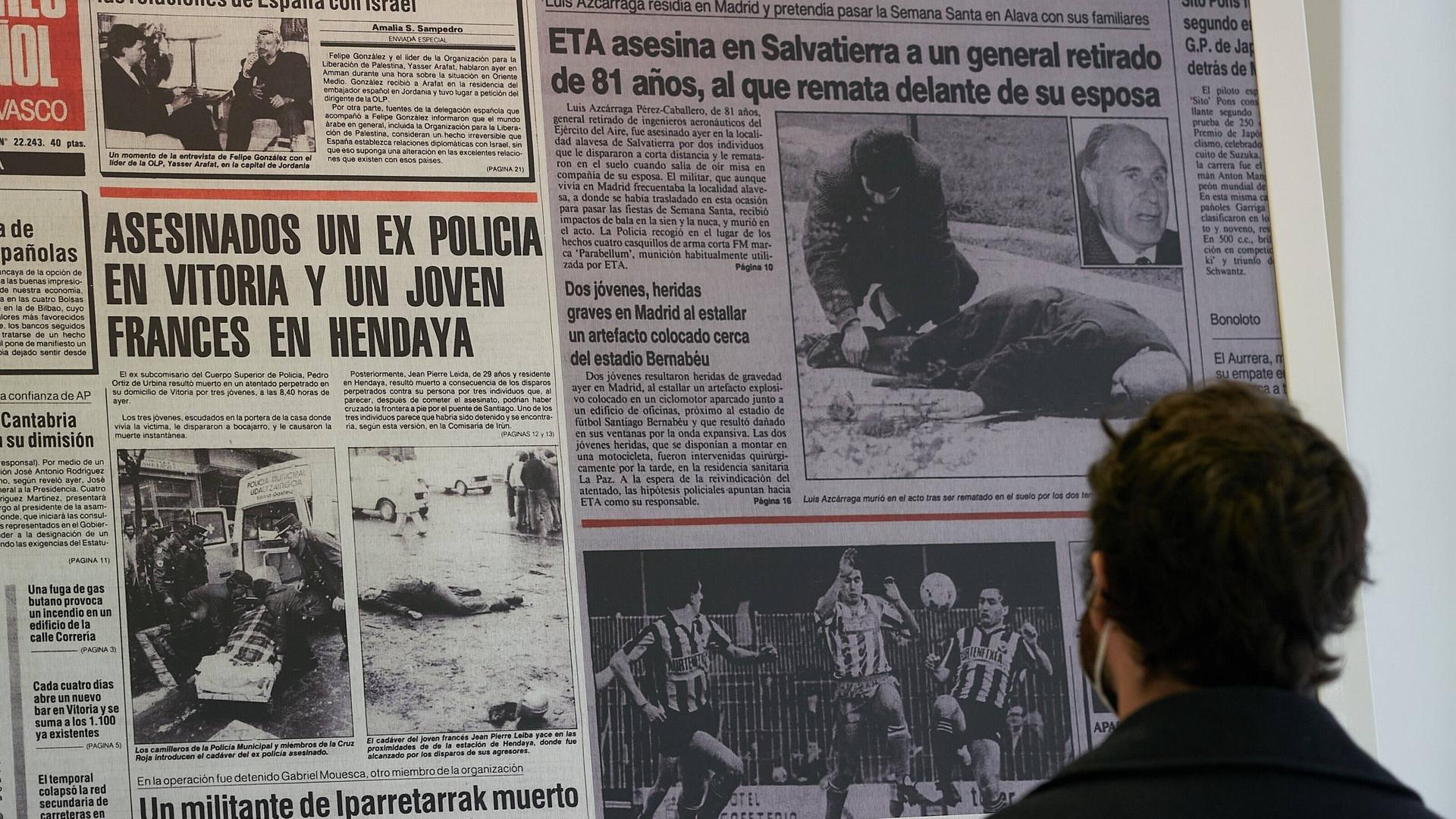 Eine Person schaut auf Zeitungsartikel, die Teil einer Ausstellung über die Jahrzehnte des Terrors sind durch die Untergrundorganisation ETA.