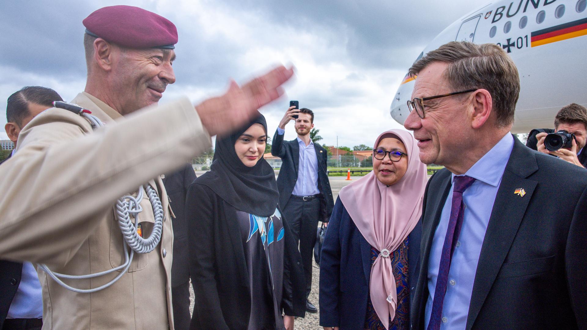 Bandar Seri Begawan: Johann Wadephul (CDU), Außenminister, wird bei seiner Ankunft in Brunei auf dem Flugplatz begrüßt.