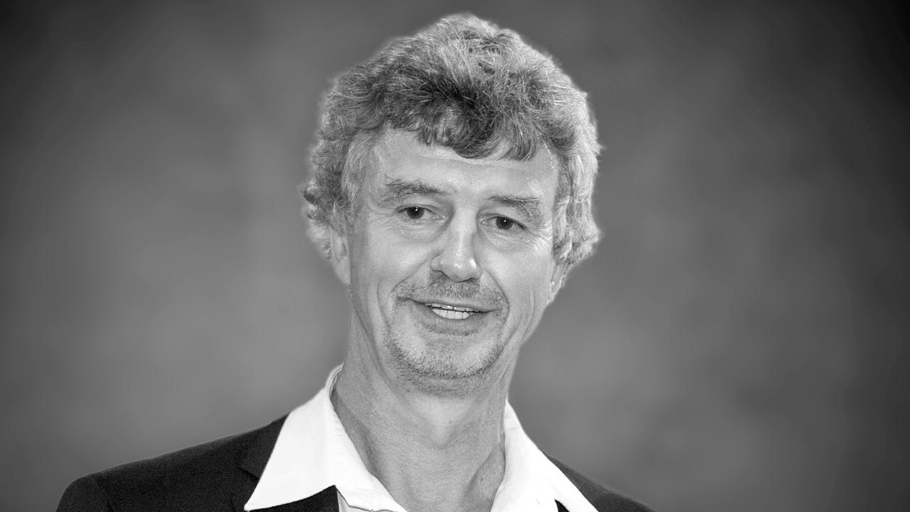 Zu sehen ist ein Schwarz-Weiß-Foto des früheren Ruder-Weltmeisters Peter-Michael Kolbe.
