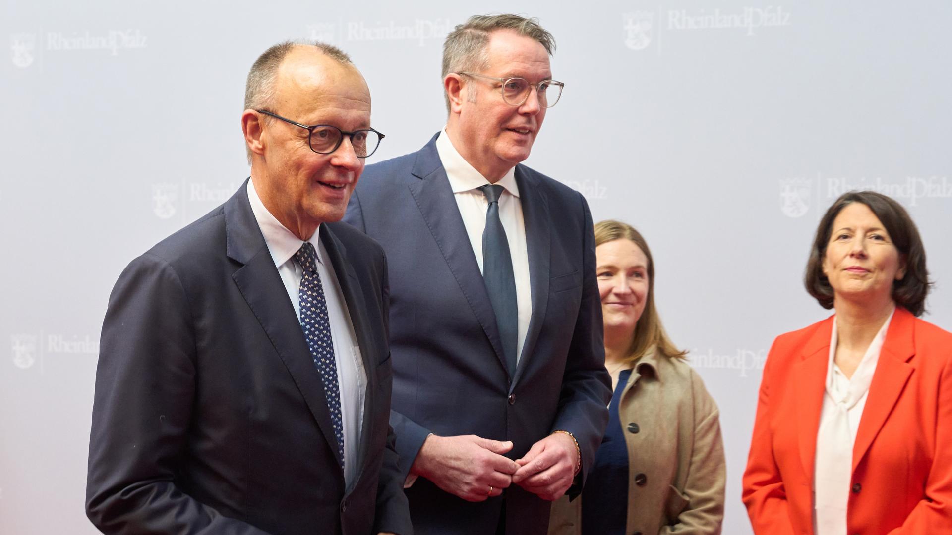 Ministerpräsident von Rheinland-Pfalz, Schweitzer (2.v.l, SPD), empfängt Bundeskanzler Friedrich Merz (l, CDU) in der Staatskanzlei.