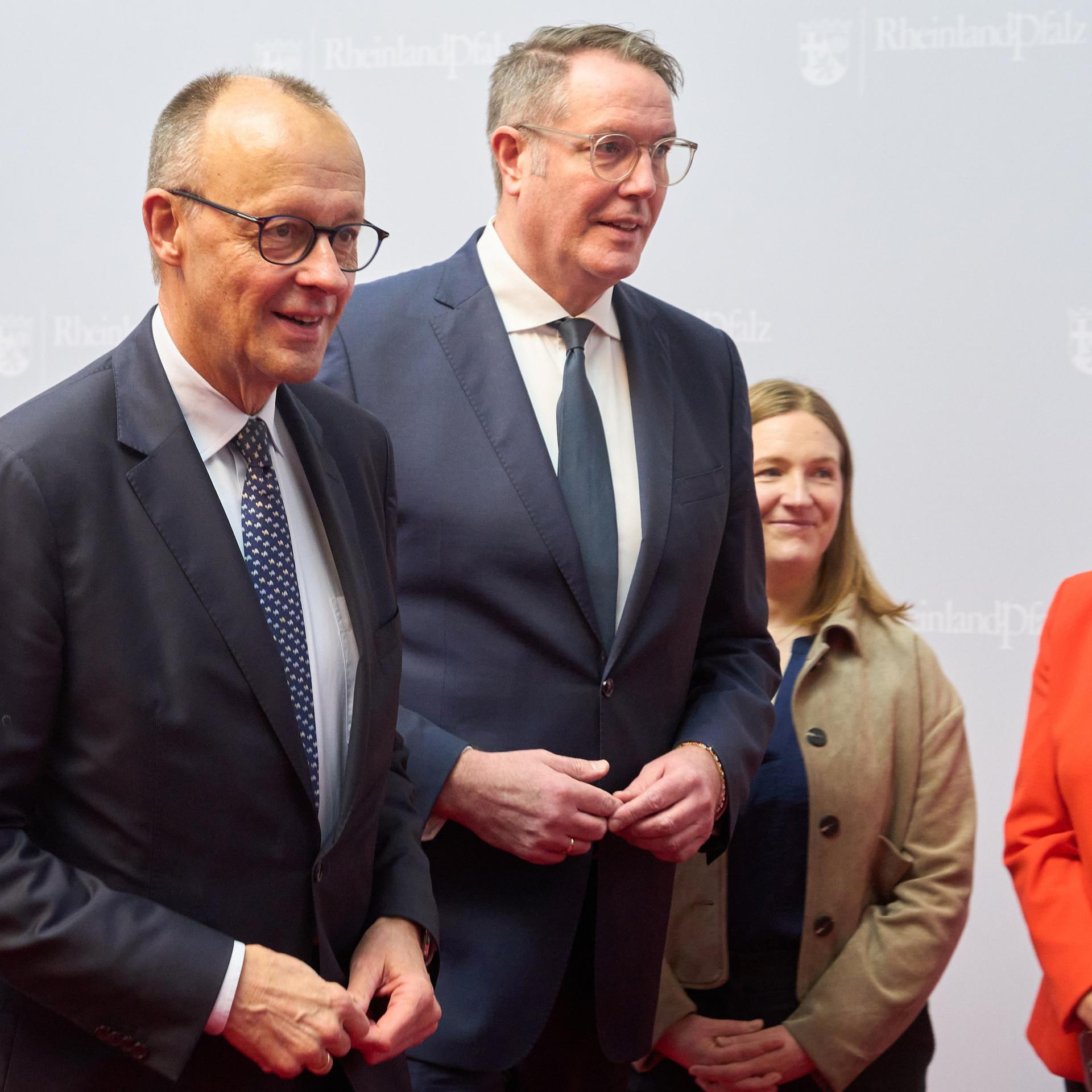 Ministerpräsident von Rheinland-Pfalz, Schweitzer (2.v.l, SPD), empfängt Bundeskanzler Friedrich Merz (l, CDU) in der Staatskanzlei.
