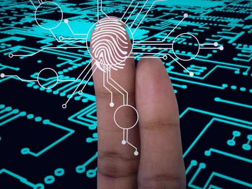 Ein Fingerabdruck wird auf einem biometrischen erfasst