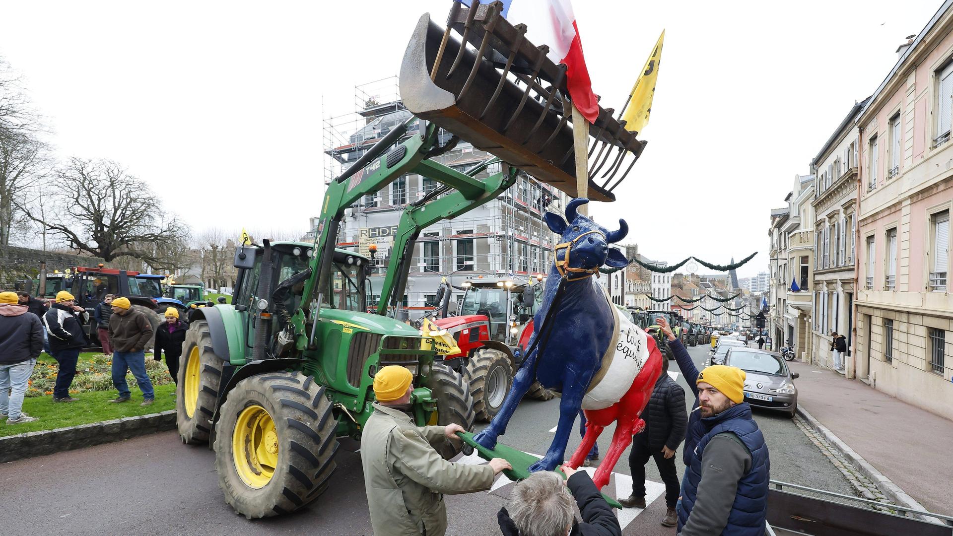 Französische Landwirte protestieren auf der Straße gegen das Mercosur-Freihandelsabkommen. Sie führen eine Kuh-Skulptur mit sich, die in den Farben der französischen Nationalflagge gehalten ist. Französische Landwirte protestieren auf der Straße gegen das Mercosur-Freihandelsabkommen. Sie führen eine Kuh-Skulptur mit sich, die in den Farben der französischen Nationalflagge gehalten ist.