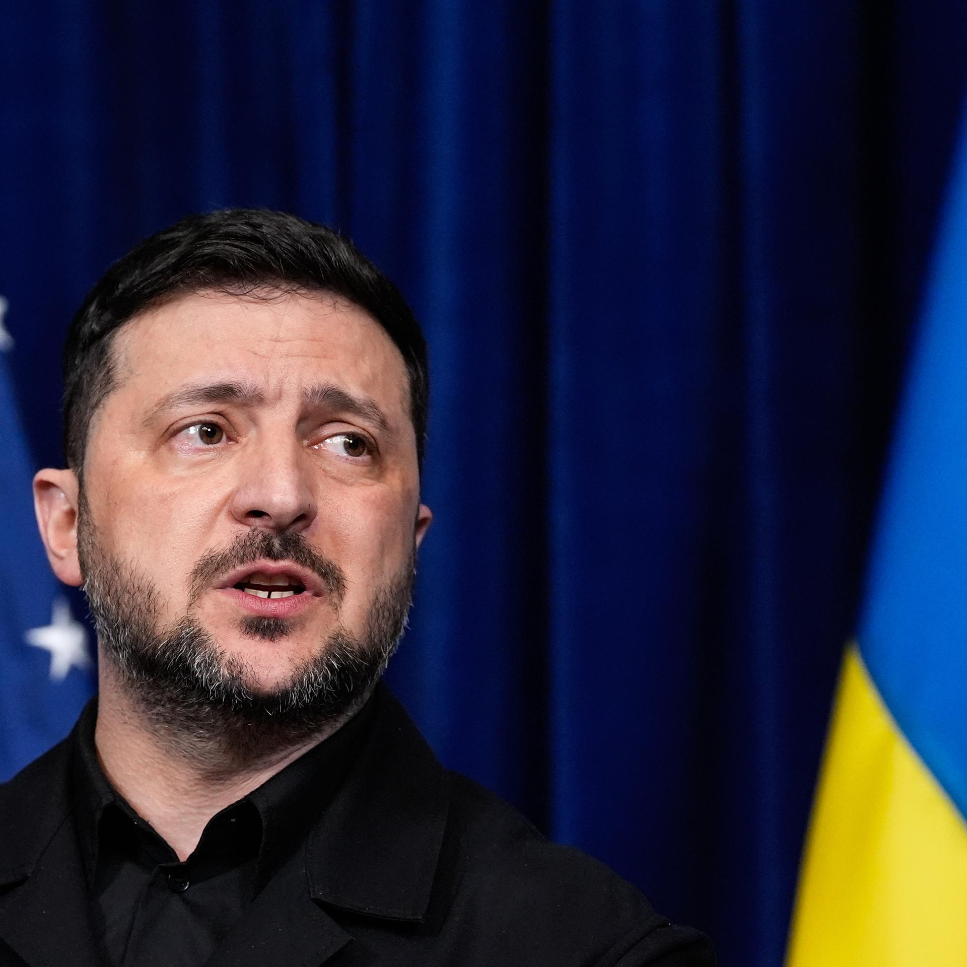 Wolodymyr Selenskyj, Präsident der Ukraine, spricht während einer gemeinsamen Pressekonferenz mit US-Präsident Trump nach einem Treffen in Trumps Mar-a-Lago-Club.