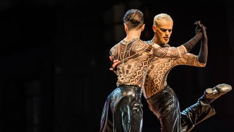 Ein argentinisches Paar, bestehend aus Federico Carrizo L und Juan Segui, zwei Männern, trat in der Version Stage Tango an und erreichte das Finale. Die Tango-Weltmeisterschaft 2022 wurde am Fuße des Obelisken der Stadt Buenos Aires ausgetragen. 