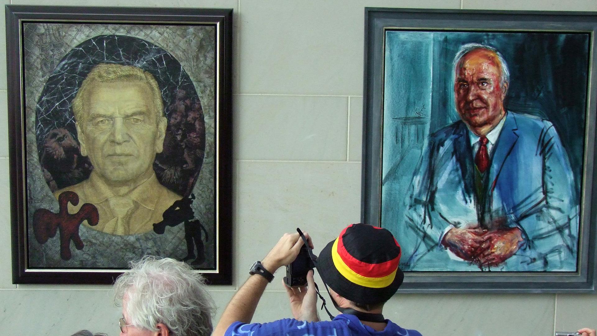 Die Porträts der früheren Bundeskanzler Gerhard Schröder und Helmut Kohl im Kanzleramt. 