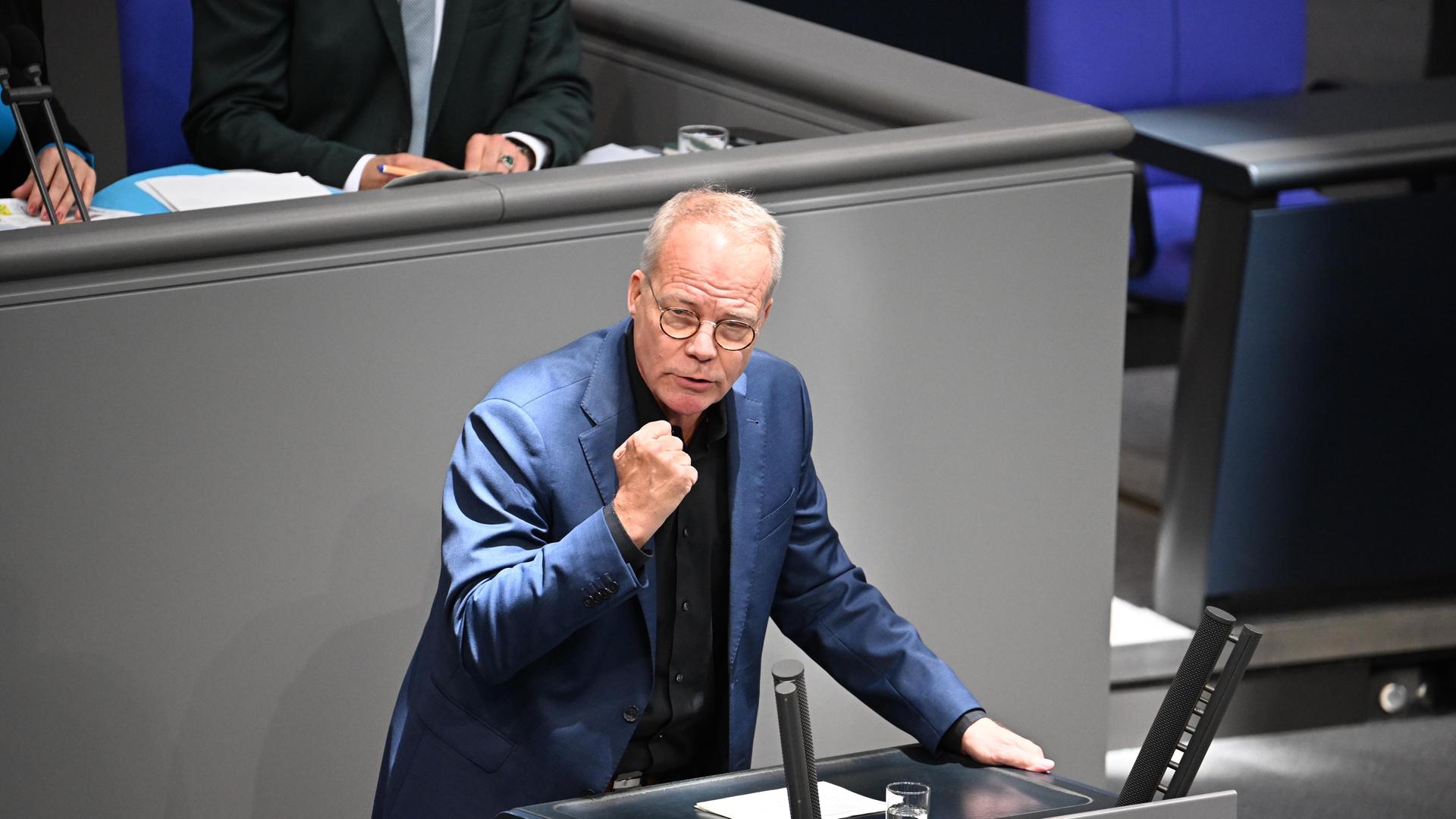 Miersch spricht im Plenarsaal des Bundestags. Er steht am Redepult und hat eine Hand zur Faust geballt.