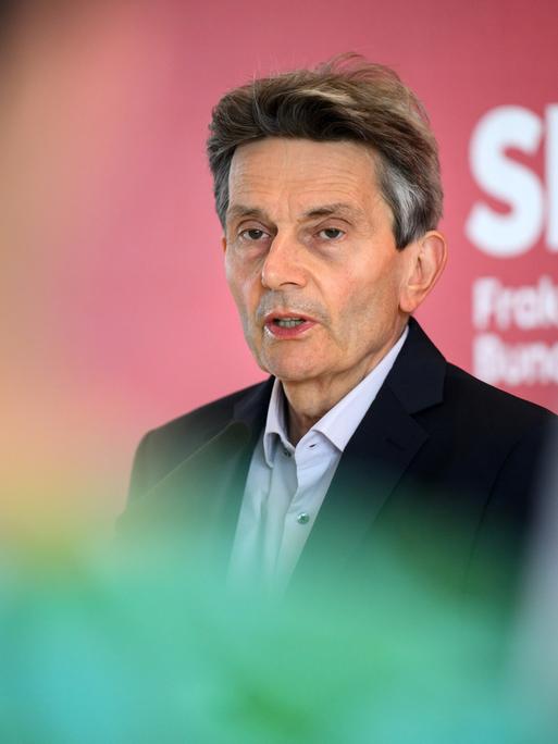 Rolf Mützenich, Vorsitzender der SPD-Bundestagsfraktion, vor der Sitzung der Fraktion SPD im Deutschen Bundestag.