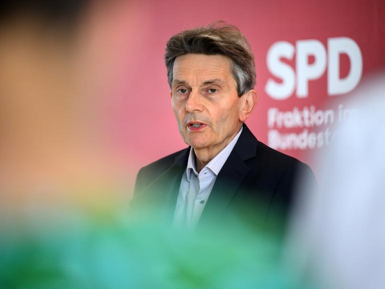 Rolf Mützenich, Vorsitzender der SPD-Bundestagsfraktion, vor der Sitzung der Fraktion SPD im Deutschen Bundestag.