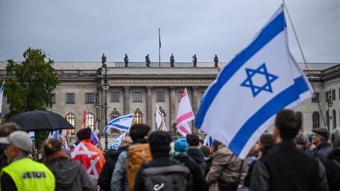 Menschen versammeln sich am Bebelplatz zu einer Mahnwache zum zweiten Jahrestag des Hamas-Angriffs auf Israel.