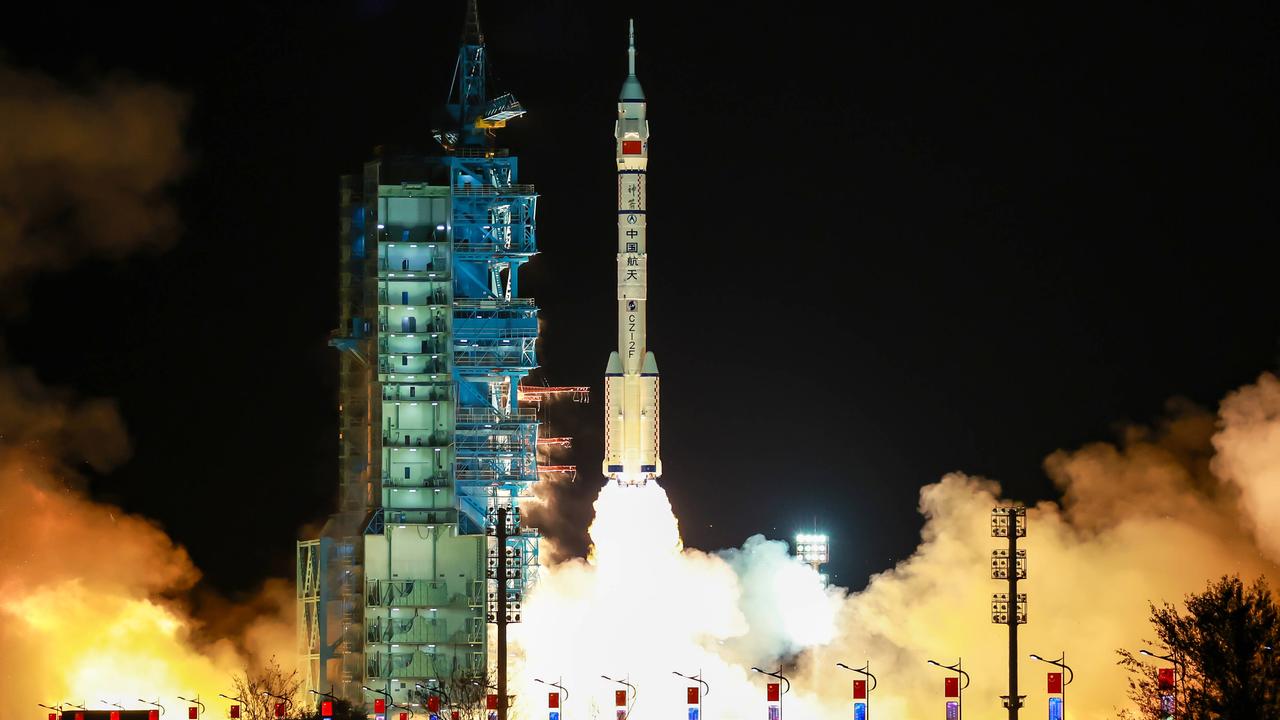 Die Rakete mit drei Astronauten startet vom Weltraumbahnhof Jiuquan zur Weltraumstation Tiangong.