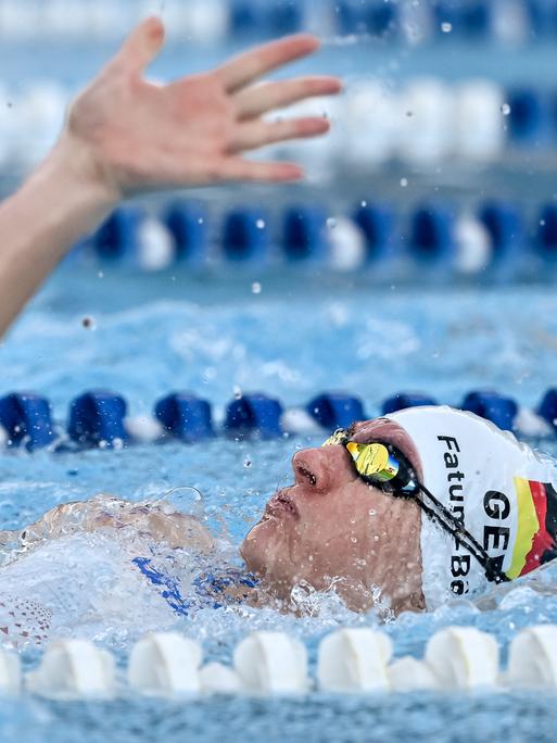 Alisa Fatum-Böker schwimmt im kalten Wasser.