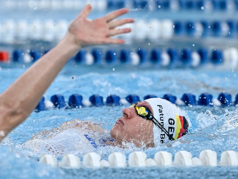 Alisa Fatum-Böker schwimmt im kalten Wasser.