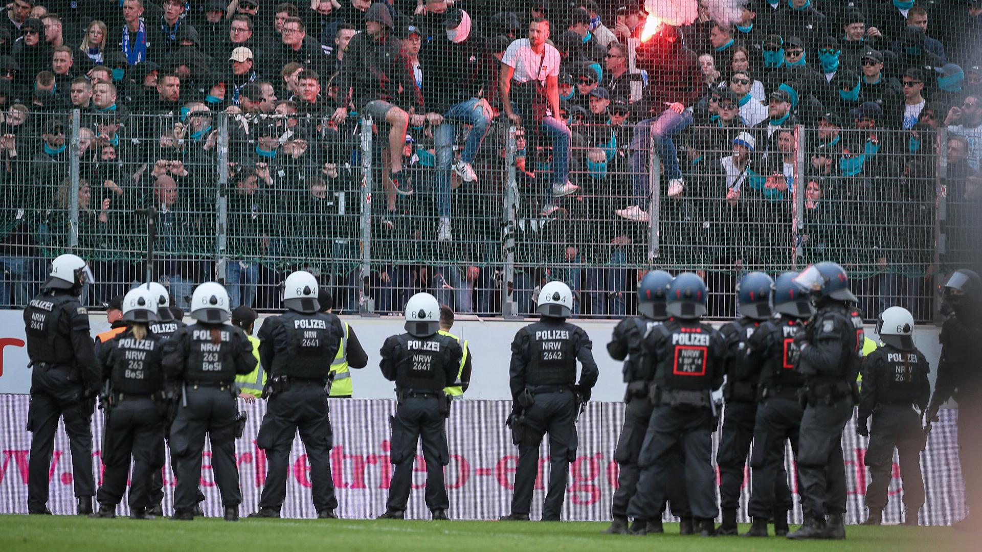 MSV Duisburg: Die Polizeibereitschaft steht nach dem 4:1 vor der Gästetribüne und sichert das Spielfeld ab.