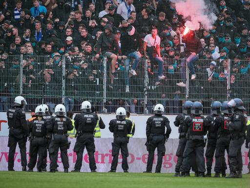 MSV Duisburg: Die Polizeibereitschaft steht nach dem 4:1 vor der Gästetribüne und sichert das Spielfeld ab.