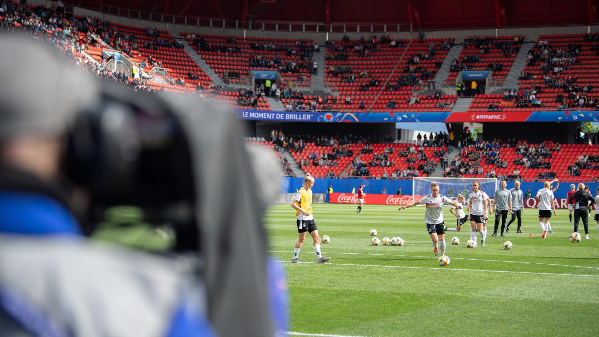 Eine TV-Kamera ist auf Fußballerinnen der deutschen Nationalmannschaft gerichtet