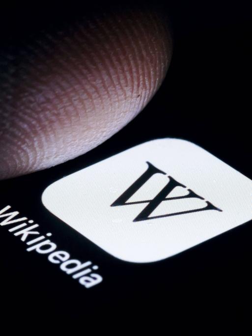 Die App von Wikipedia wird auf einem Smartphone angezeigt. 