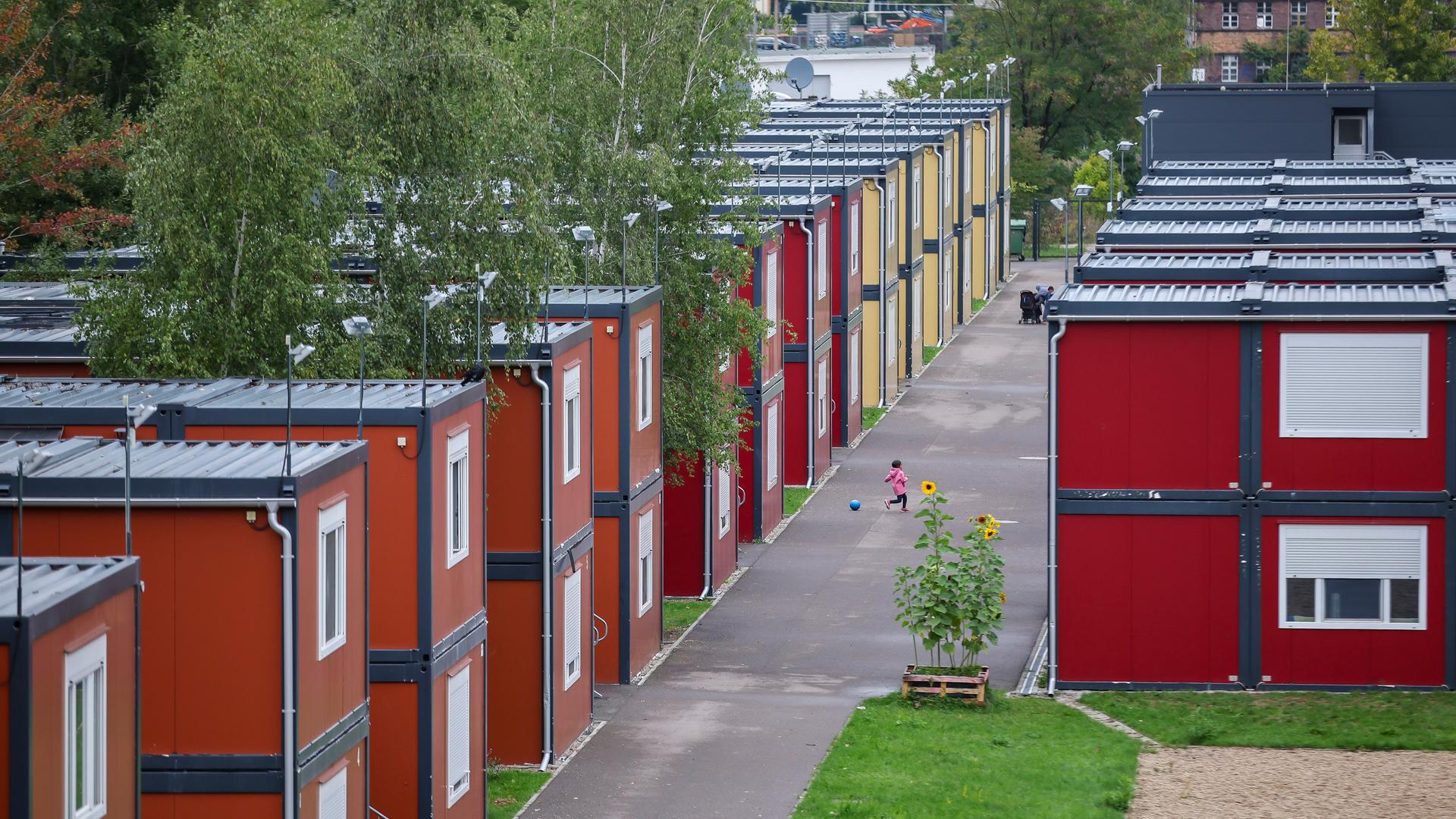 Blick auf eine Gemeinschaftsunterkunft für Flüchtlinge in Sachsen. Die aus Wohncontainern errichtete Unterkunft bietet 300 Plätze.