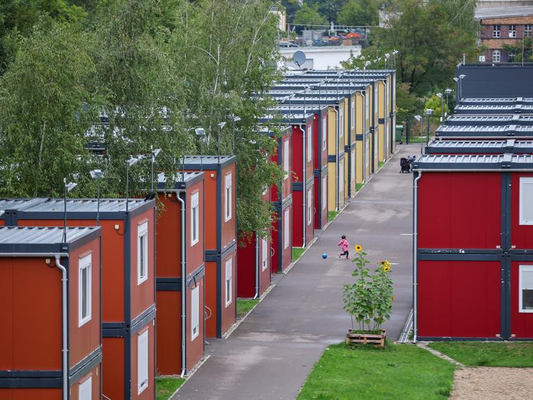 Blick auf eine Gemeinschaftsunterkunft für Flüchtlinge in Sachsen. Die aus Wohncontainern errichtete Unterkunft bietet 300 Plätze.