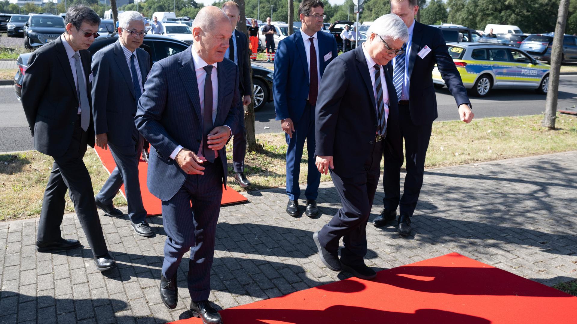 Dresden: Bundeskanzler Olaf Scholz (SPD, vorne l) wird anlässlich eines symbolischen Spatenstichs auf dem künftigen Gelände einer Chipfabrik unter der Bezeichnung European Semiconductor Manufacturing Company (ESMC) von C.C. Wei (2.v.r), TSMC-Konzernchef, begrüßt.