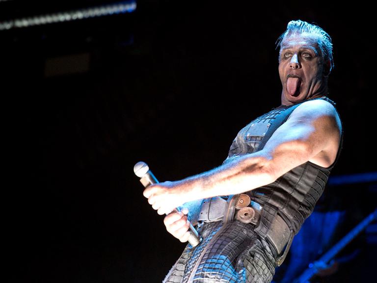 Sänger Till Lindemann macht während eines Rammstein-Konzert in Mexiko 2020 eine sexuelle Geste.