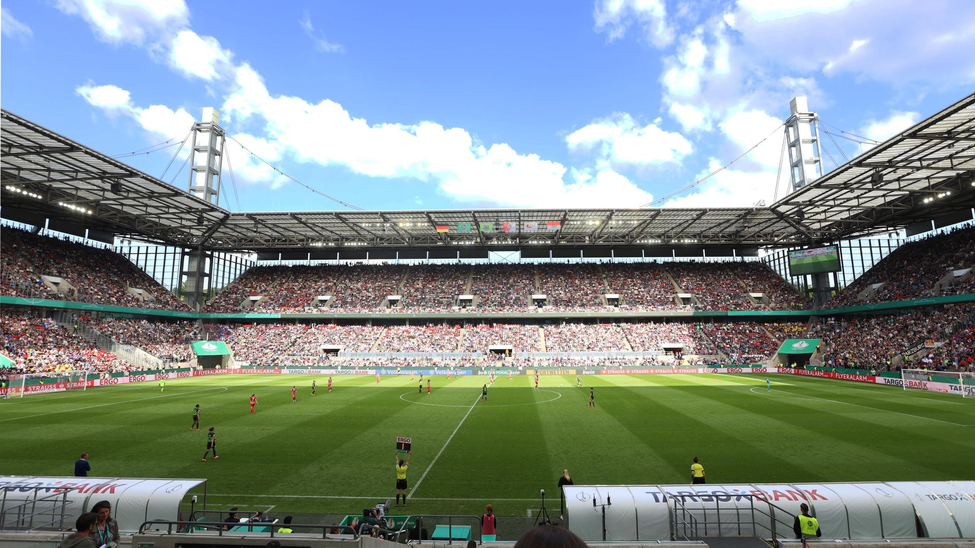 Das DFB-Pokalfinale der Frauen zwischen Wolfsburg und Freiburg fand erstmals vor ausverkaufter Kulisse im Rheinenergie-Stadion in Köln statt.