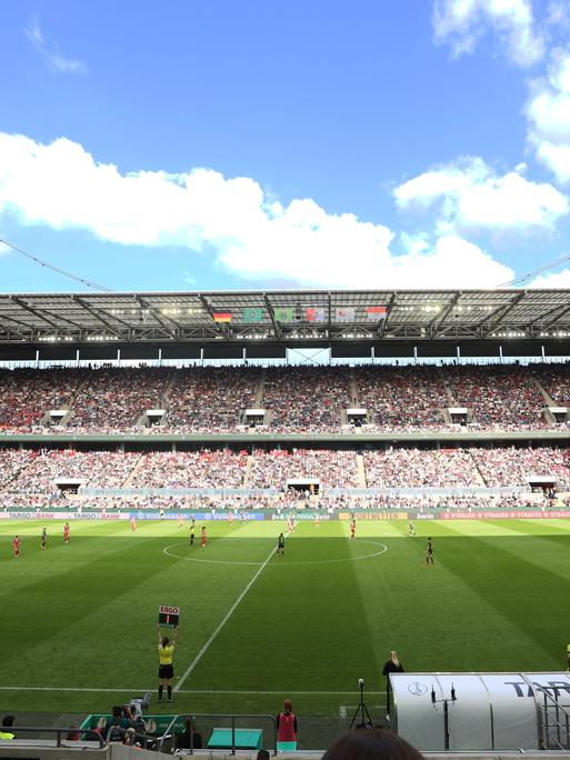 Das DFB-Pokalfinale der Frauen zwischen Wolfsburg und Freiburg fand erstmals vor ausverkaufter Kulisse im Rheinenergie-Stadion in Köln statt.