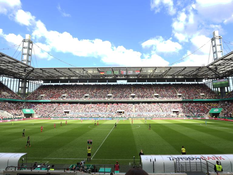 Das DFB-Pokalfinale der Frauen zwischen Wolfsburg und Freiburg fand erstmals vor ausverkaufter Kulisse im Rheinenergie-Stadion in Köln statt.